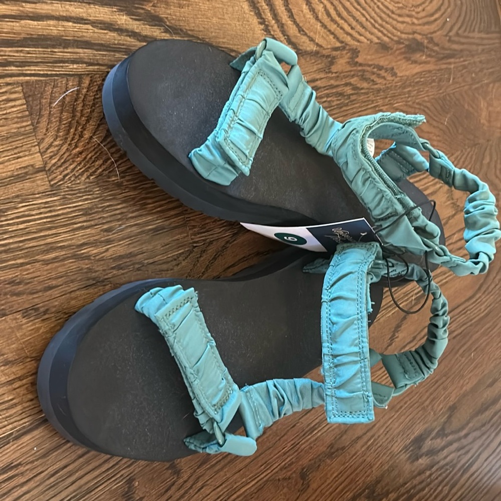 Universal thread sandals